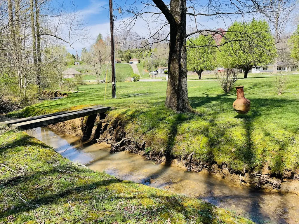 310 Sunny Brook Lane Heidrick KY 40949