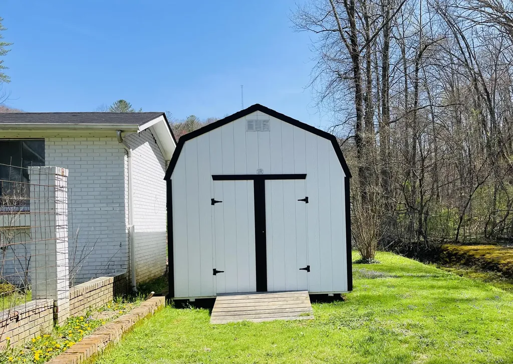 310 Sunny Brook Lane Heidrick KY 40949