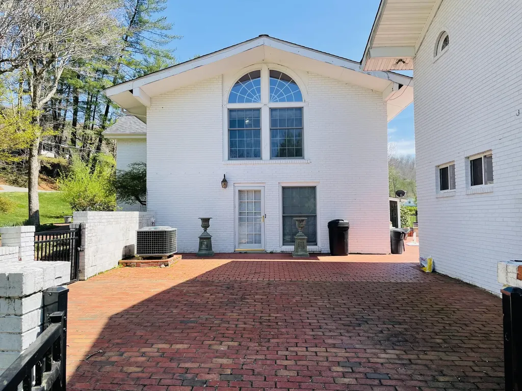 310 Sunny Brook Lane Heidrick KY 40949