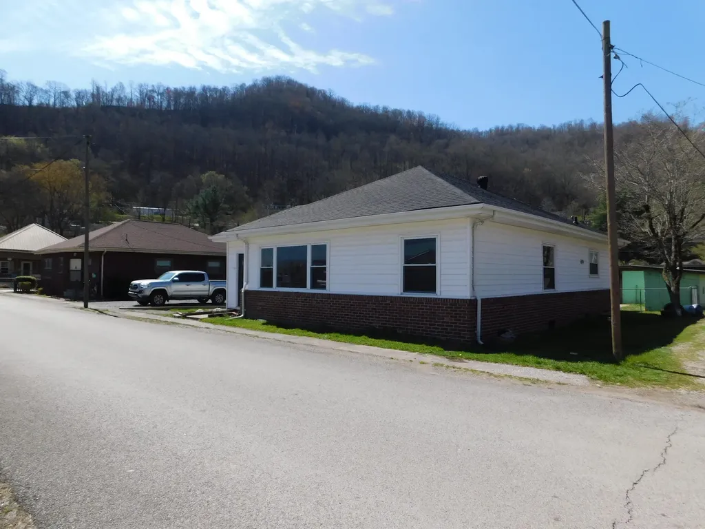 101 Dizney Evarts KY 40828