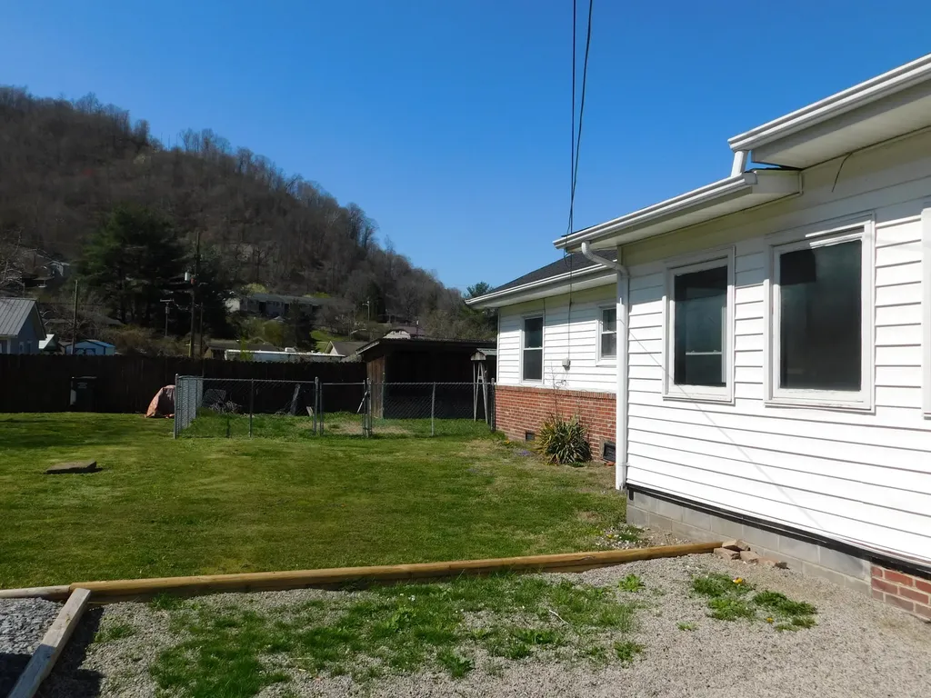 101 Dizney Evarts KY 40828