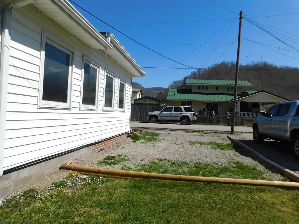 101 Dizney Evarts KY 40828