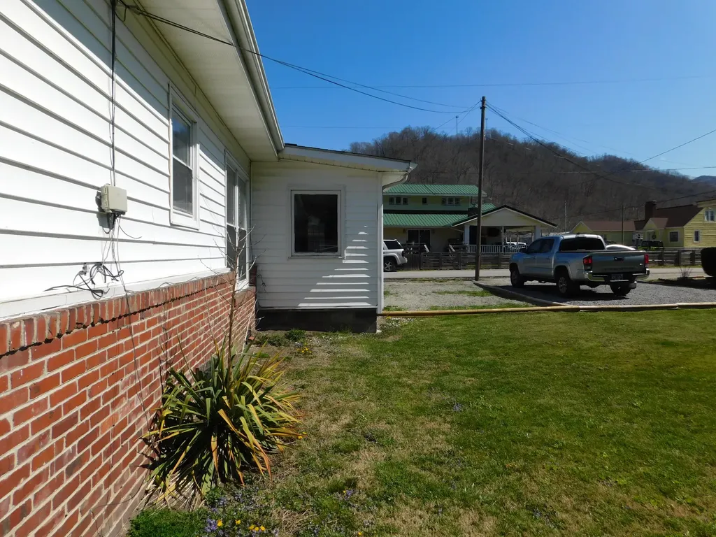 101 Dizney Evarts KY 40828