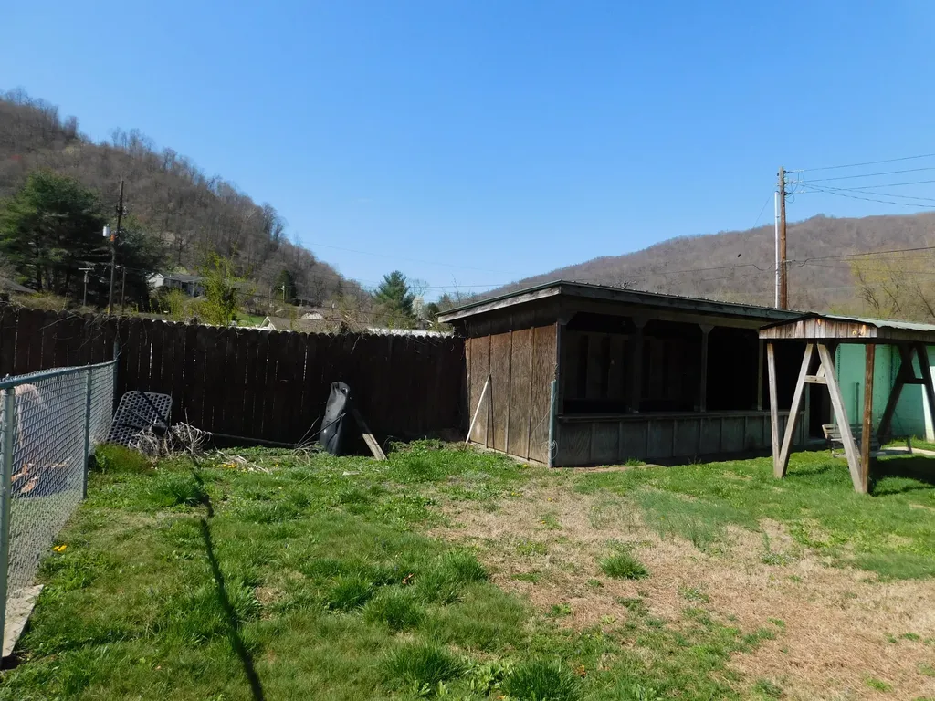 101 Dizney Evarts KY 40828