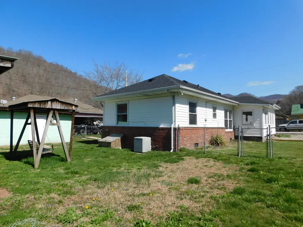 101 Dizney Evarts KY 40828