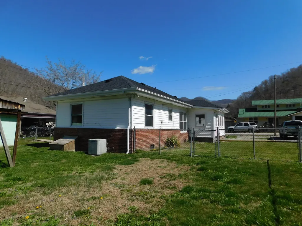 101 Dizney Evarts KY 40828
