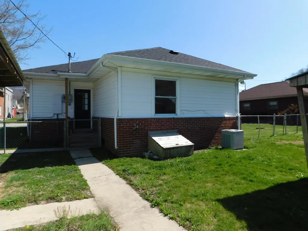 101 Dizney Evarts KY 40828