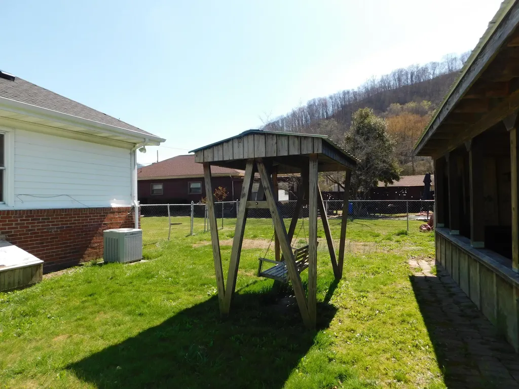101 Dizney Evarts KY 40828