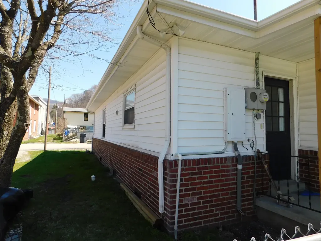 101 Dizney Evarts KY 40828