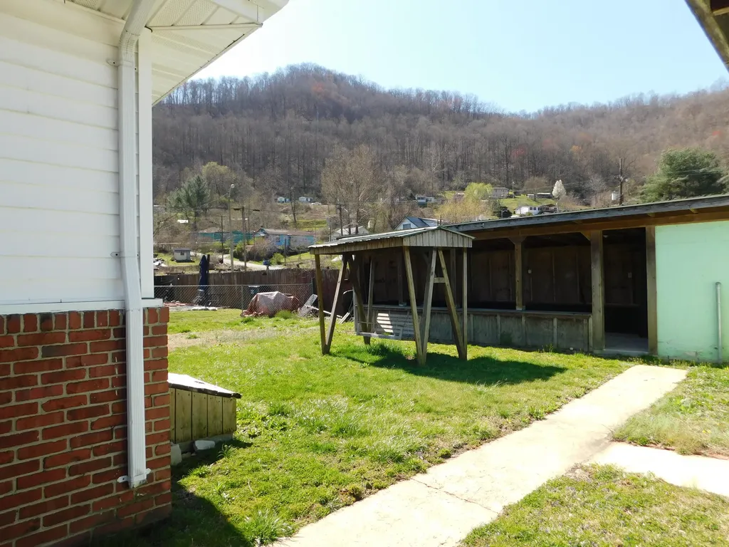 101 Dizney Evarts KY 40828