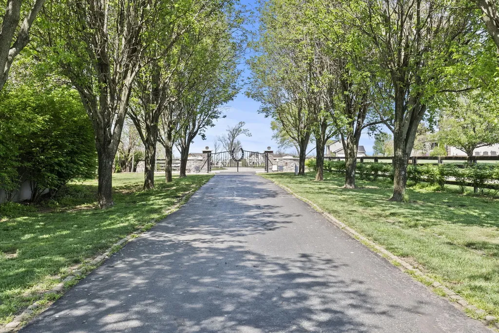 140 Seahawk Trail Midway KY 40347