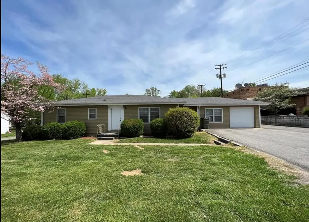 1604 E 9th Hopkinsville KY 42240